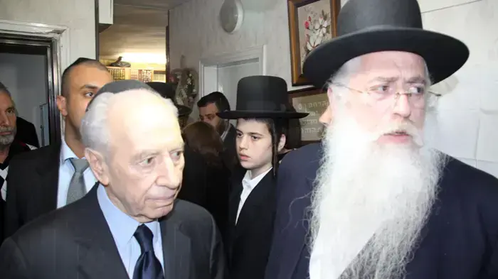 שמעון פרס והרב מאיר פרוש בבית הרב מנחם פרוש פברואר 2010