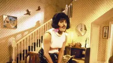 מתוך הקליפ של להקת קווין לשיר "I Want to Break Free" מתוך הקליפ של להקת קווין לשיר "I Want to Break Free"