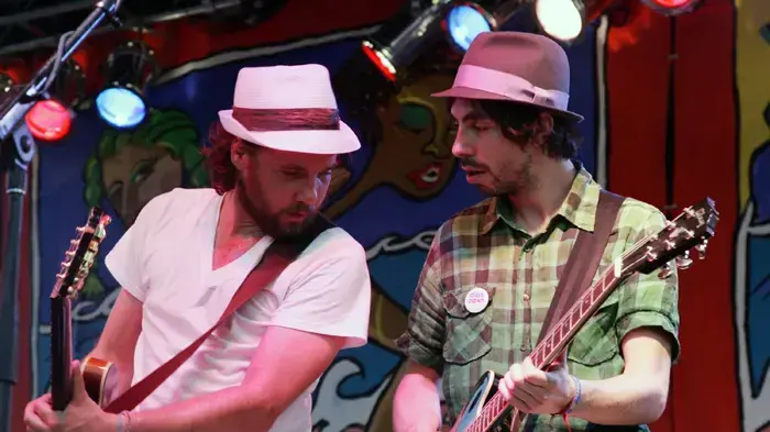 קווין דרו (משמאל) בהופעה של Broken Social Scene קווין דרו (משמאל) בהופעה של Broken Social Scene