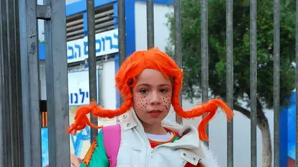פורים  ילדים מחופשים בבית ספר