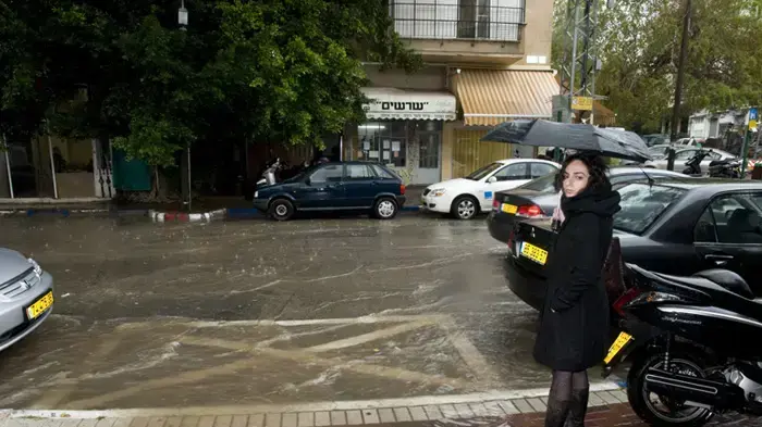 גשם ברחובות גבעתיים פברואר 2010              