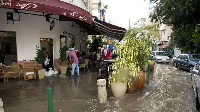 גשם ברחובות גבעתיים פברואר 2010            