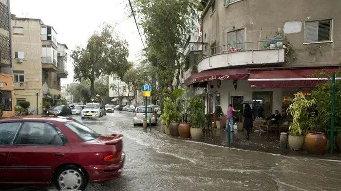 גשם ברחובות גבעתיים פברואר 2010                  