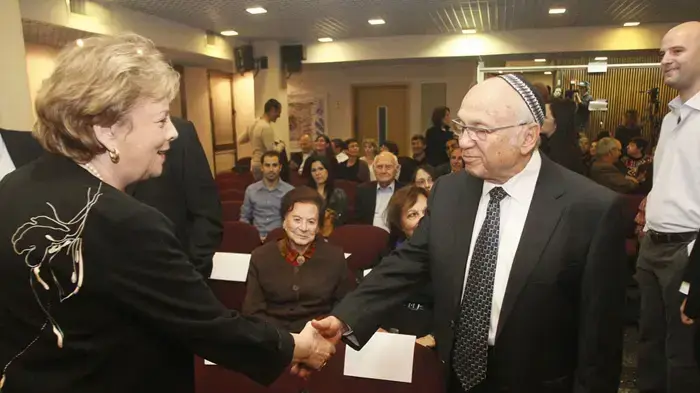 דורית בייניש ויעקב נאמן נואם באירוע לזכרו של השופט ד"ר עדי אזר מרץ 2010 דורית בייניש ויעקב נאמן נואם באירוע לזכרו של השופט ד"ר עדי אזר מרץ 2010