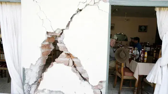 גבר אוכל במסעדה בהוליין שנפגעה ברעידת האדמה בצ'ילה