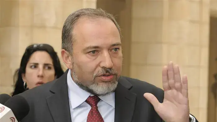 שר החוץ אביגדור ליברמן מגיש עתירה לבית משפט עליון בירושלים- מרץ 2010 שר החוץ אביגדור ליברמן מגיש עתירה לבית משפט עליון בירושלים- מרץ 2010
