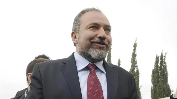 שר החוץ אביגדור ליברמן מגיש עתירה לבית משפט עליון בירושלים- מרץ 2010 