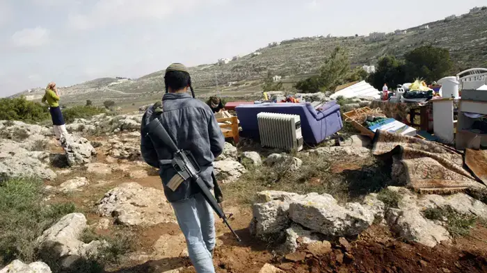 מתנחלים בהתנחלות הבלתי חוקית מצפה אביחי שביתם נהרס
