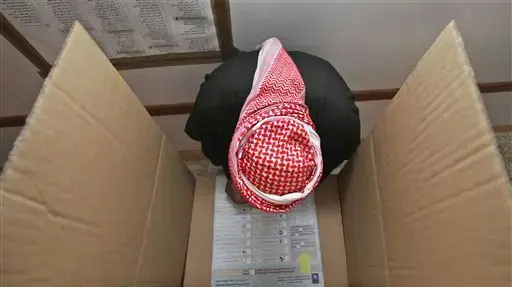 גבר מצביע בבחירות בעירק