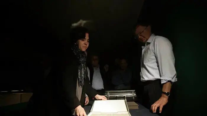 כמעט 100 שנה לאחר שכתב את תורת היחסות הכללית, מוצג לראשונה כתב היד המקורי של אלברט אינשטיין בישראל