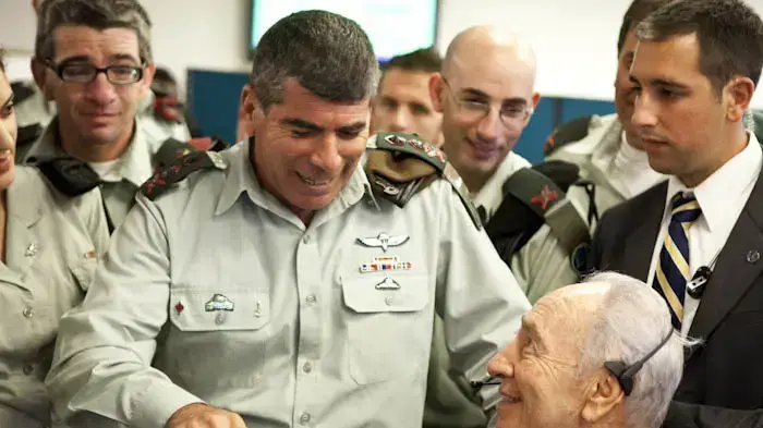 נשיא המדינה שמעון פרס והרמטכ"ל גבי אשכנזי בסיור בבסיס קליטה ומיון של מתגייסים- מרץ 2010 