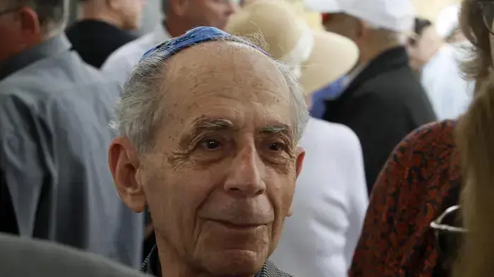 שלמה הלל בהלוויתו של דוד קמחי מרץ 2010 שלמה הלל בהלוויתו של דוד קמחי מרץ 2010