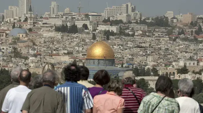 תיירים בהר הזיתים צופים על העיר העתיקה תיירים בהר הזיתים צופים על העיר העתיקה