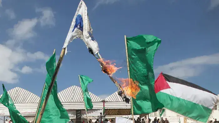 מפגינים פלסטינים ברצועת עזה שורפים את דגל ישראל ב"יום הזעם"