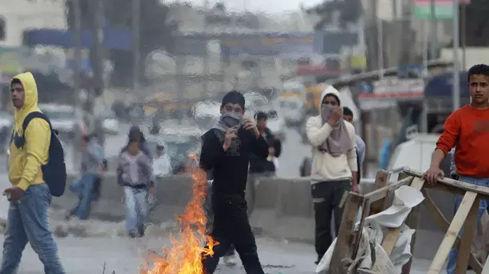 פלסטינים ליד עצים בוערים במהלך יום הזעם