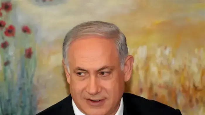ראש הממשלה בנימין נתניהו במסיבת עיתונאים בה הכריז כי נגיד בנק ישראל פרופסור סטנלי פישר ימשיך לקדנציה נוספת- מרץ 2010 