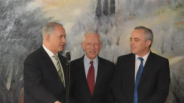 שר האוצר ד"ר יובל שטייניץ, נגיד בנק ישראל סטנלי פישר וראש הממשלה בנימין נתניהו במסיבת עיתונאים שכינס ראש הממשלה בנימין נתניהו ובה הכריז כי נגיד בנק ישראל פרופסור סטנלי פישר ימשיך לקדנציה נוספת- מרץ 2010 שר האוצר ד"ר יובל שטייניץ, נגיד בנק ישראל סטנלי פישר וראש הממשלה בנימין נתניהו במסיבת עיתונאים שכינס ראש הממשלה בנימין נתניהו ובה הכריז כי נגיד בנק ישראל פרופסור סטנלי פישר ימשיך לקדנציה נוספת- מרץ 2010