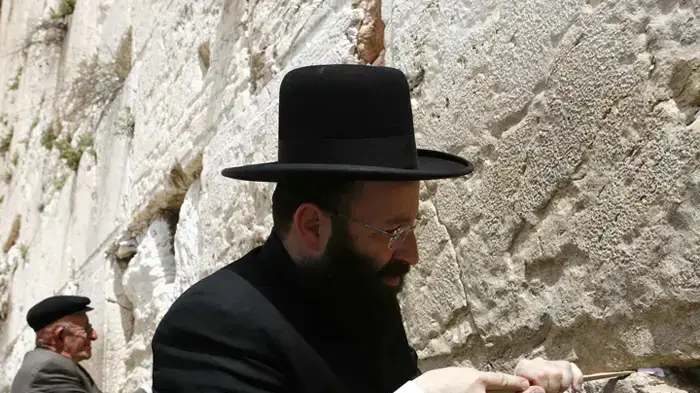 שמואל רבינוביץ' מוציא פתקים מהכותל המערבי שמואל רבינוביץ' מוציא פתקים מהכותל המערבי