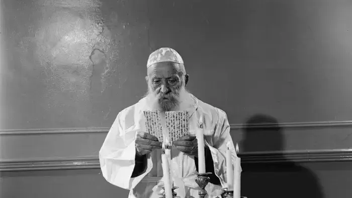 יהודי מברך על מצות בליל הסדר, 1961