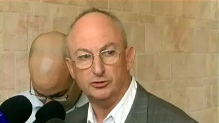 החכ"ים משווים את הבריטים לכלבים