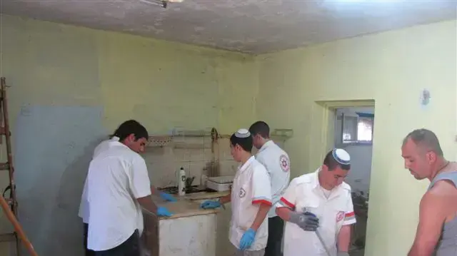 מתנדבי מד"א במבצעי תרומה לרגל פסח