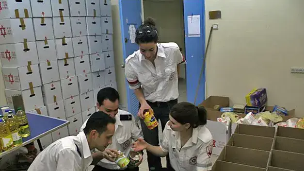 מתנדבי מד"א במבצעי תרומה לרגל פסח