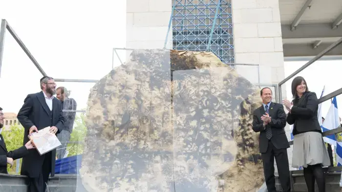 ניר ברקת בטקס חשיפת המצה הגדולה בעולם מרץ 2010