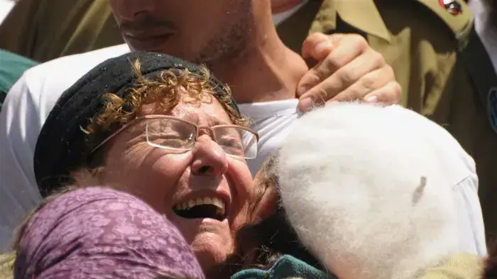 משפחתו של רס"ן אלירז פרץ בהלוויתו בהר הרצל- מרץ 2010 משפחתו של רס"ן אלירז פרץ בהלוויתו בהר הרצל- מרץ 2010