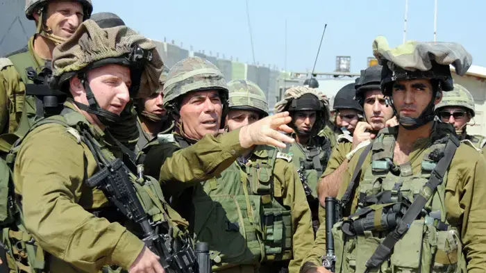 הרמטכ"ל רא"ל גבי אשכנזי בגבול עזה במהלך סיור עם הכוחות הלוחמים