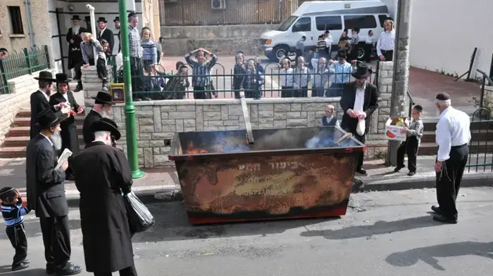 הבערת חמץ בבני ברק מרץ 2010