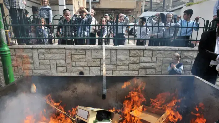 הבערת חמץ בבני ברק מרץ 2010