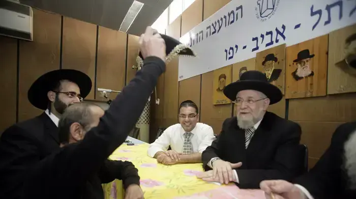 הרב ישראל לאו בטקס מכירת חמץ לנוכריים מרץ 2010