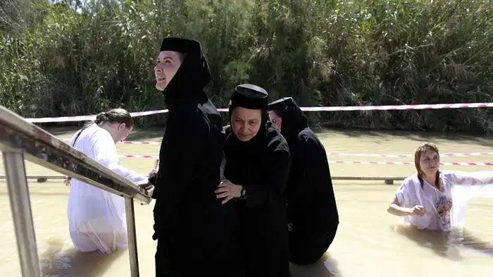 נוצרים טובלים בנהר הירדן נוצרים טובלים בנהר הירדן