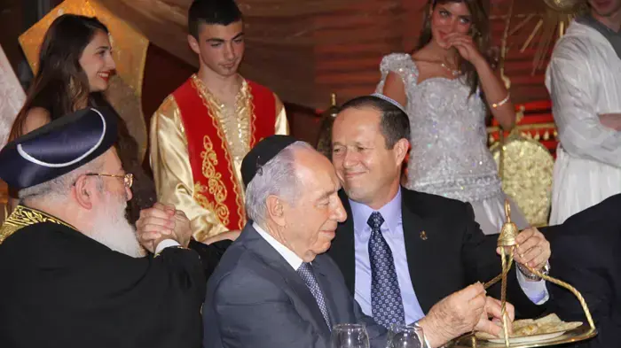 שמעון פרס, ניר ברקת והרב שלמה עמאר בחגיגות המימונה המרכזית בירושלים