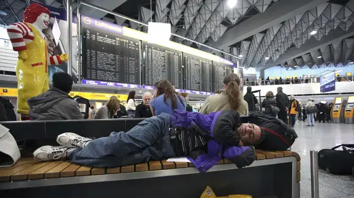 אדם ישן בשדה תעופה