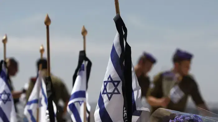 חיילים מניחים דגלי ישראל ליד קברי חללי צה"ל בהר הזיתים חיילים מניחים דגלי ישראל ליד קברי חללי צה"ל בהר הזיתים