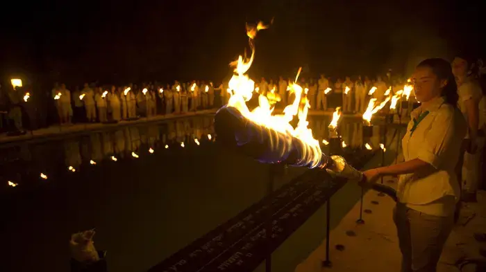 בני נוער מדליקים משואות ביום הזיכרון בהר הרצל