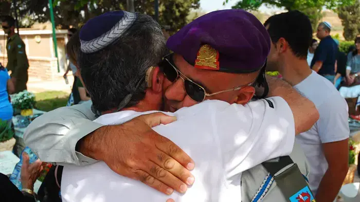 גיא וגילה בנאי בקברו של בנם לירן ז"ל בבית העלמין הצבאי באשקלון- יום הזיכרון אפריל 2010 גיא וגילה בנאי בקברו של בנם לירן ז"ל בבית העלמין הצבאי באשקלון- יום הזיכרון אפריל 2010