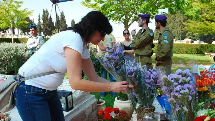 גיא וגילה בנאי בקברו של בנם לירן ז"ל בבית העלמין הצבאי באשקלון- יום הזיכרון אפריל 2010 גיא וגילה בנאי בקברו של בנם לירן ז"ל בבית העלמין הצבאי באשקלון- יום הזיכרון אפריל 2010