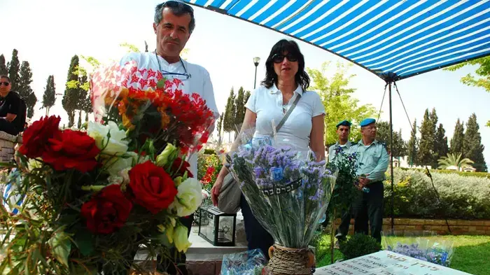 גיא וגילה בנאי בקברו של בנם לירן ז"ל בבית העלמין הצבאי באשקלון- יום הזיכרון אפריל 2010 גיא וגילה בנאי בקברו של בנם לירן ז"ל בבית העלמין הצבאי באשקלון- יום הזיכרון אפריל 2010