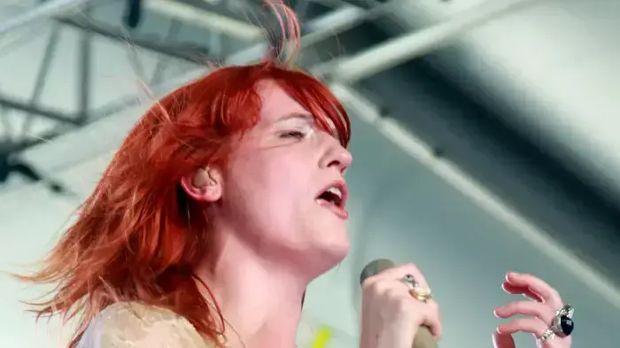  פלורנס וולץ' מלהקת Florence And The Machine