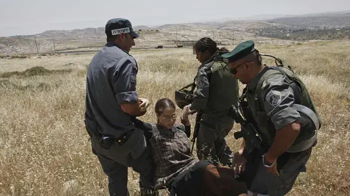 שוטרי מג"ב ומתנחלת ליד רמת מיגרון שוטרי מג"ב ומתנחלת ליד רמת מיגרון