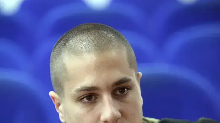 מור חצבאני חברו לבסיס של החייל ניסים אלבז, שהתנדב לצה"ל ומשרת ברמת הגולן, מתקשר עם חבריו ומפקדיו בעזרת ספת סימנים מיוחדת שפיתח איתם יחדיו - מאי- 2010 