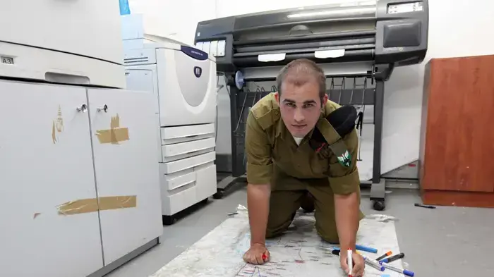 החייל ניסים אלבז, שהתנדב לצה"ל ומשרת בבסיס ברמת הגולן, מתקשר עם חבריו ומפקדיו בעזרת ספת סימנים מיוחדת שפיתח איתם יחדיו - מאי- 2010 החייל ניסים אלבז, שהתנדב לצה"ל ומשרת בבסיס ברמת הגולן, מתקשר עם חבריו ומפקדיו בעזרת ספת סימנים מיוחדת שפיתח איתם יחדיו - מאי- 2010