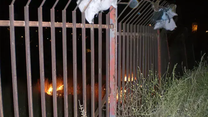 דליקה פרצה בבית העלמין היהודי בחברון דליקה פרצה בבית העלמין היהודי בחברון