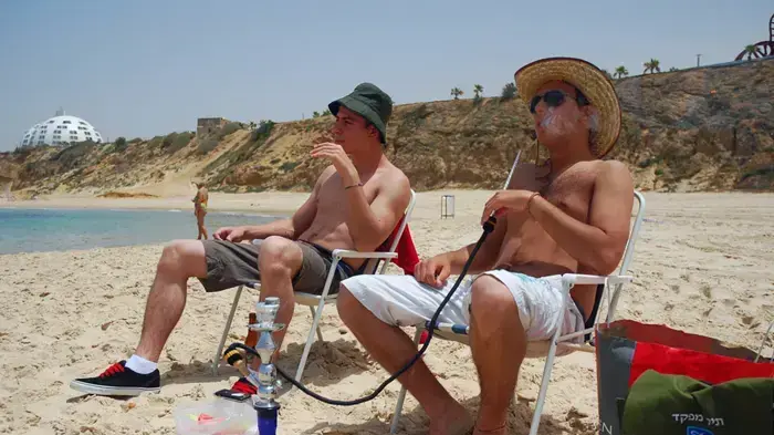 מתרחצים נהנים מהשרב בחוף הים של אשקלון- מאי 2010 