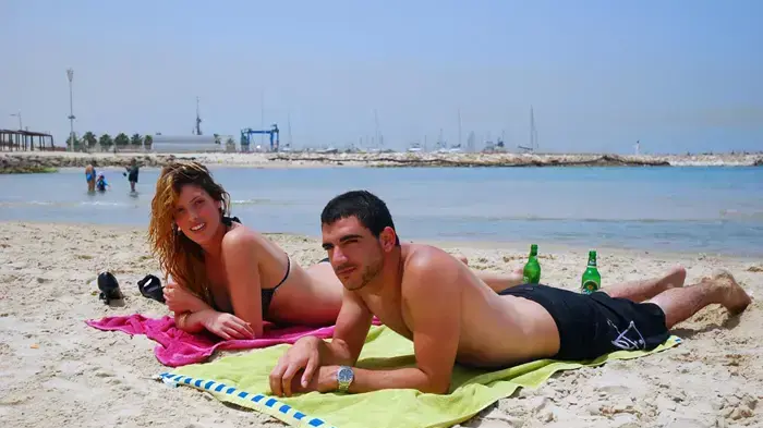 מתרחצים נהנים מהשרב בחוף הים של אשקלון- מאי 2010 