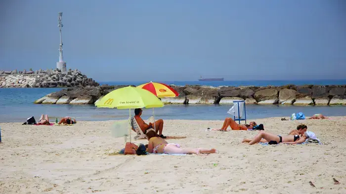 מתרחצים נהנים מהשרב בחוף הים של אשקלון- מאי 2010 