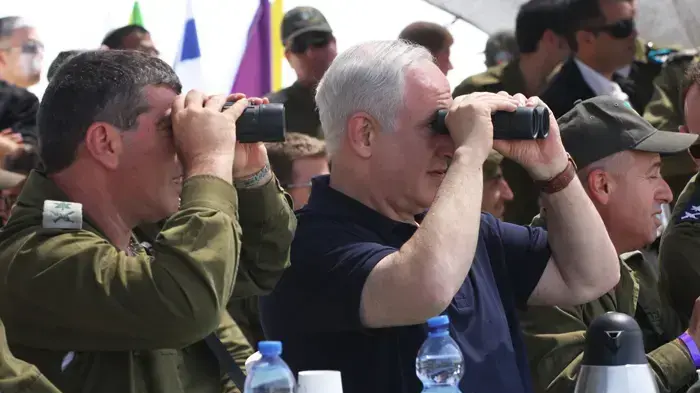 בנימין נתניהו וגבי אשכנזי בתרגיל באליקים מאי 2010