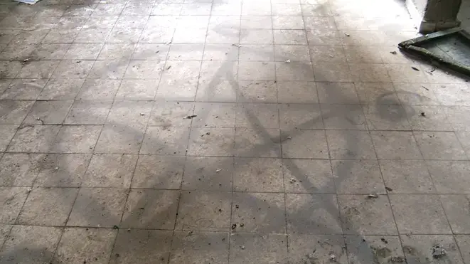 מבנה נטוש ברמת גן בו התקיימה פעילות של נערים החשודים בהשתייכות לכת השטן